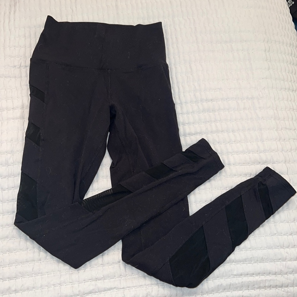 Alo yoga leggings with mesh side detail size XS